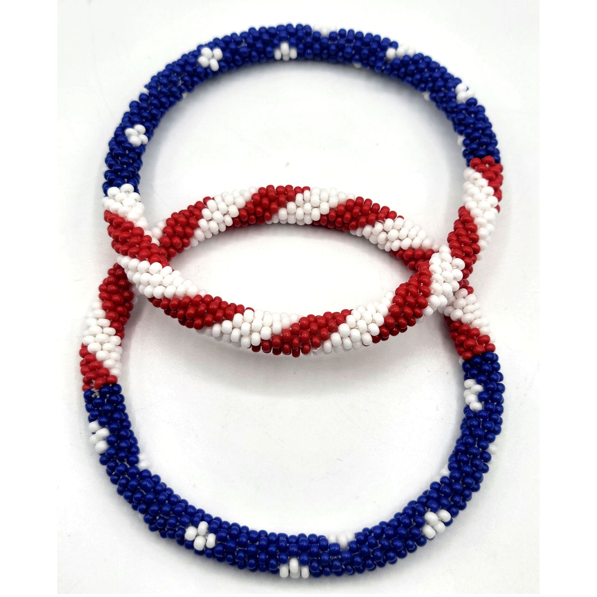 Lot de 2 bracelets artisanaux en perles de verre aux couleurs du drapeau américain – Joncs bohèmes crochetés pour hommes et femmes, bijoux artisanaux du Népal, ensemble de bracelets en perles rouge, blanc et bleu, cadeau pour le 4 juillet