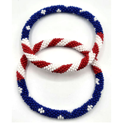 Lot de 2 bracelets artisanaux en perles de verre aux couleurs du drapeau américain – Joncs bohèmes crochetés pour hommes et femmes, bijoux artisanaux du Népal, ensemble de bracelets en perles rouge, blanc et bleu, cadeau pour le 4 juillet
