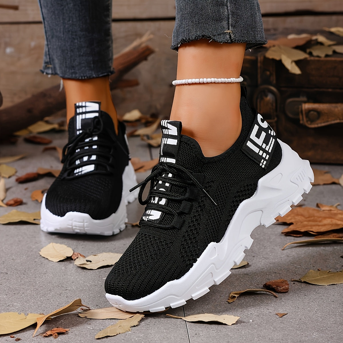 Baskets basses à lacets en maille respirante pour femme – Chaussures de running et décontractées légères avec semelle antidérapante en TPR pour la salle de sport, la marche et le quotidien, noir, kaki et rouge, tailles US 2,5–10,5
