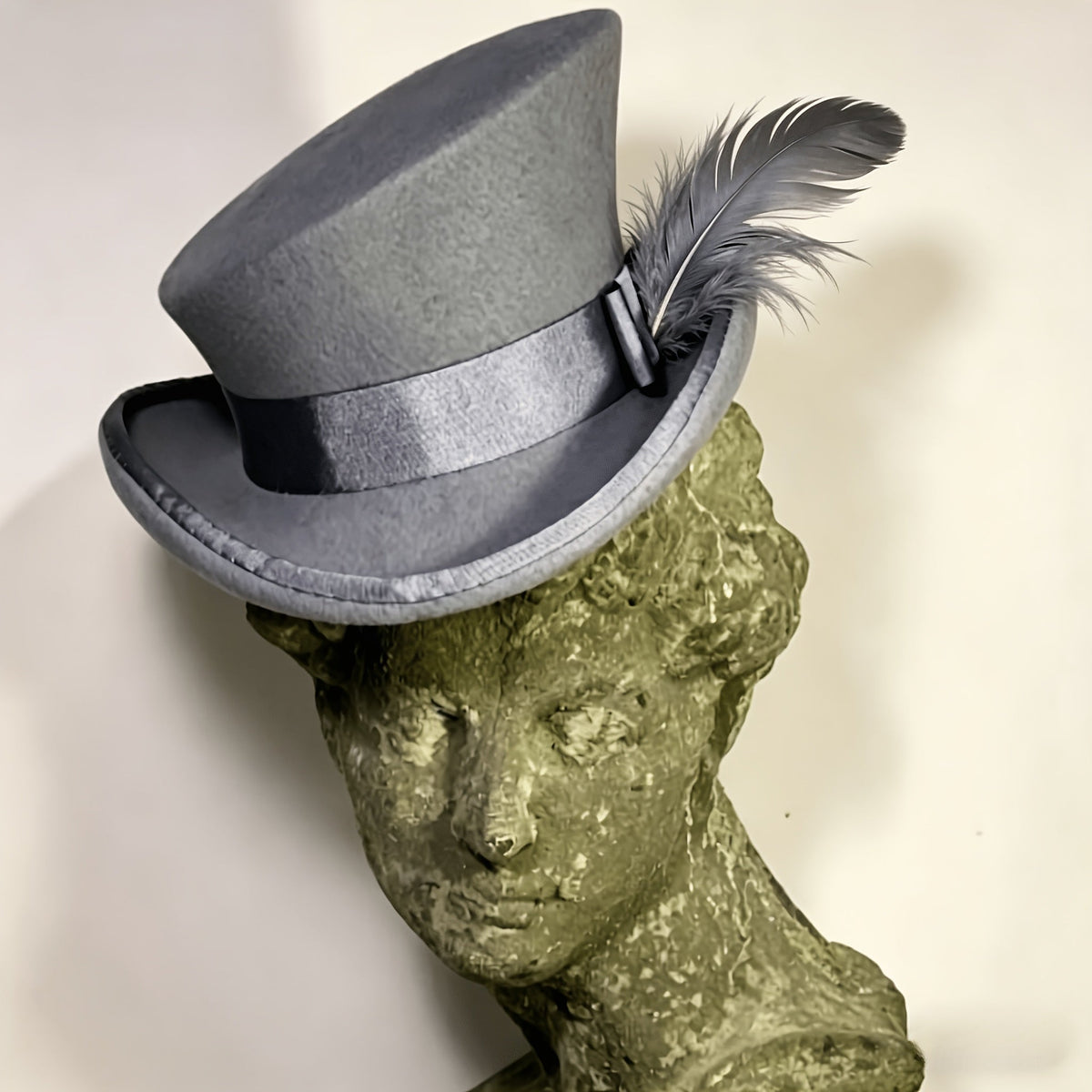 Chapeau Fedora en feutre 100 % laine avec ruban pour femmes et hommes – Haut-de-forme asymétrique ajustable pour église, fêtes et mariages, couvre-chef élégant disponible en 10 couleurs, cadeau de Noël idéal