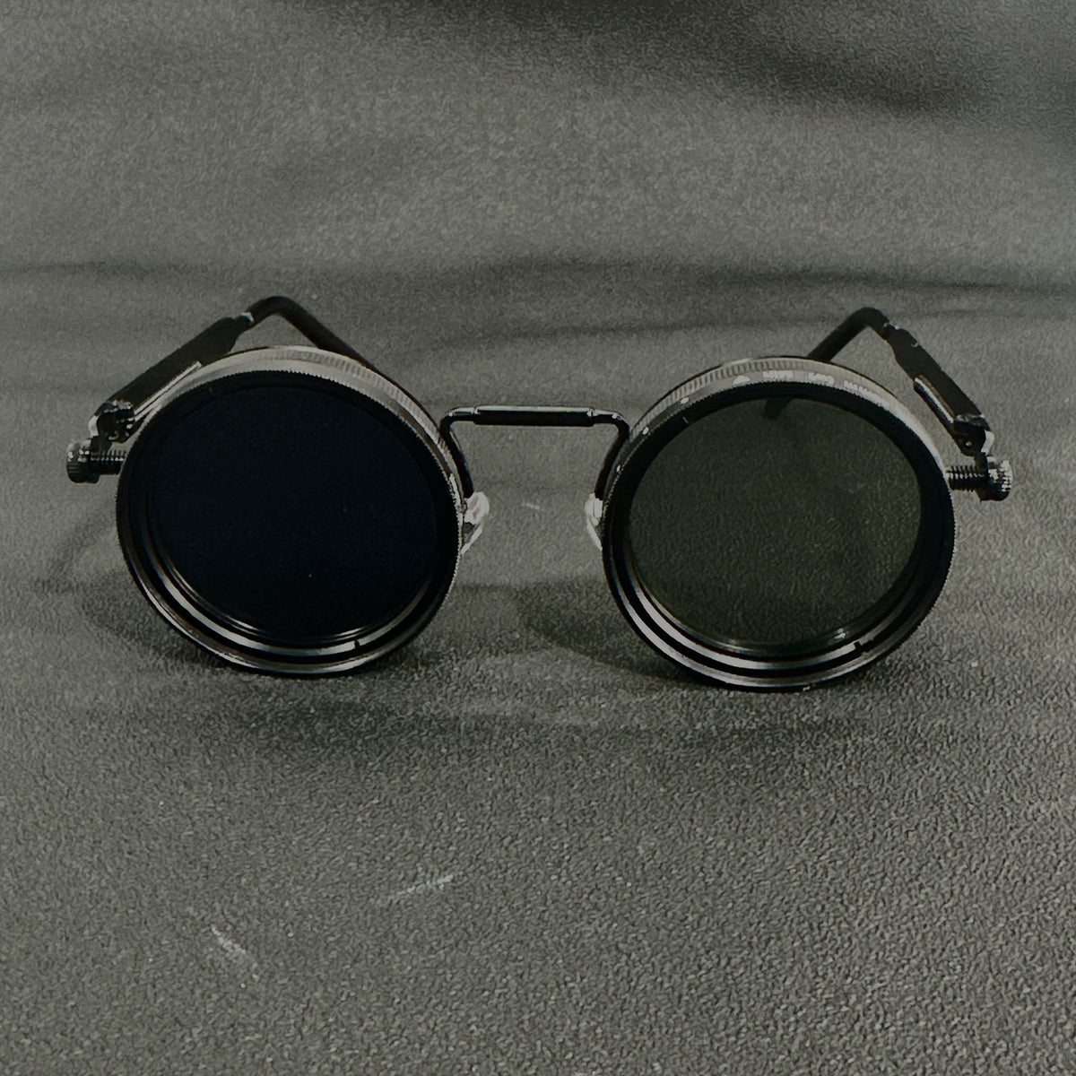 Lunettes Steampunk vintage pour homme – Luminosité réglable, monture en alliage, verres interchangeables dégradés noir et gris, accessoire de mode bohème pour fêtes et usage quotidien