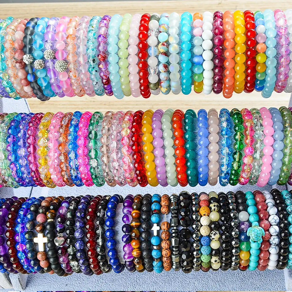 Lot de 50 bracelets de perles en verre, couleurs aléatoires – Bracelets d'amitié colorés faits main et empilables, lot en gros pour femmes, filles et enfants, cadeaux d'invités, cadeaux et création de bijoux DIY