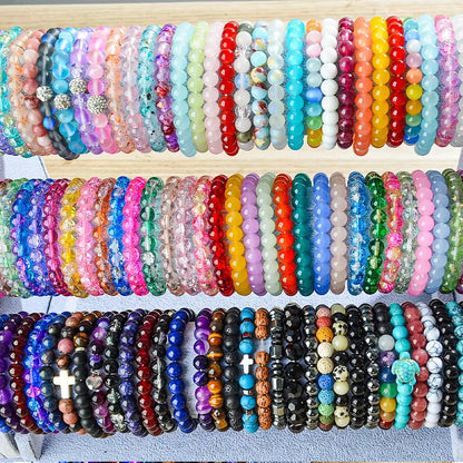 Lot de 50 bracelets de perles en verre, couleurs aléatoires – Bracelets d'amitié colorés faits main et empilables, lot en gros pour femmes, filles et enfants, cadeaux d'invités, cadeaux et création de bijoux DIY
