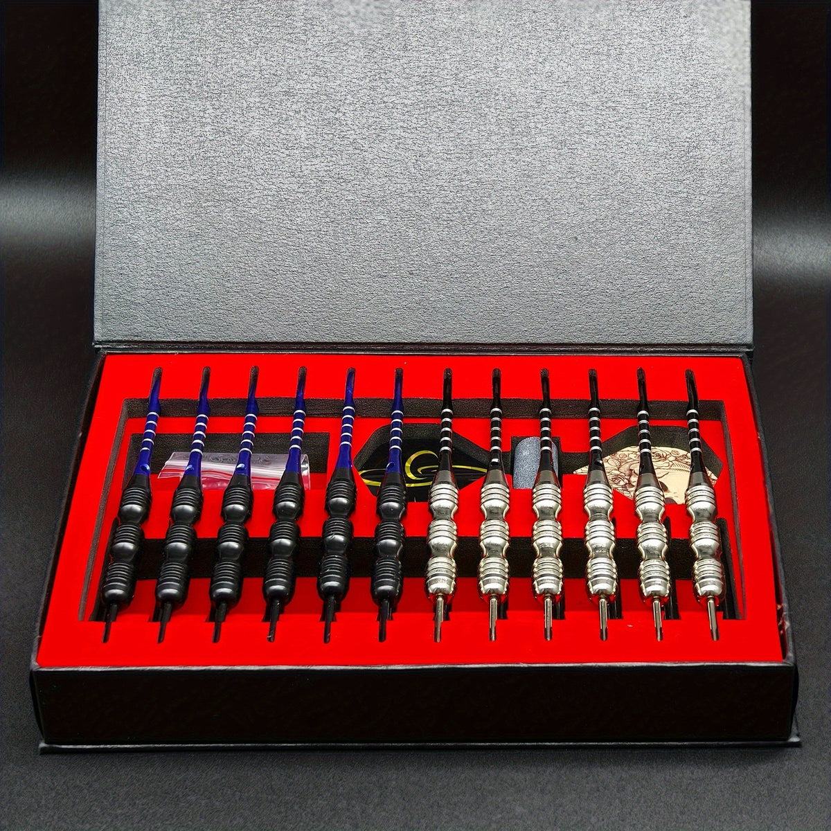 Ensemble de fléchettes à pointe en acier avec ailettes tête de mort – Coffret cadeau deluxe, pointe en fer et tige en alliage d'aluminium, tailles multiples – pour divertissement en club, compétitions sportives et parties de fléchettes décontractées