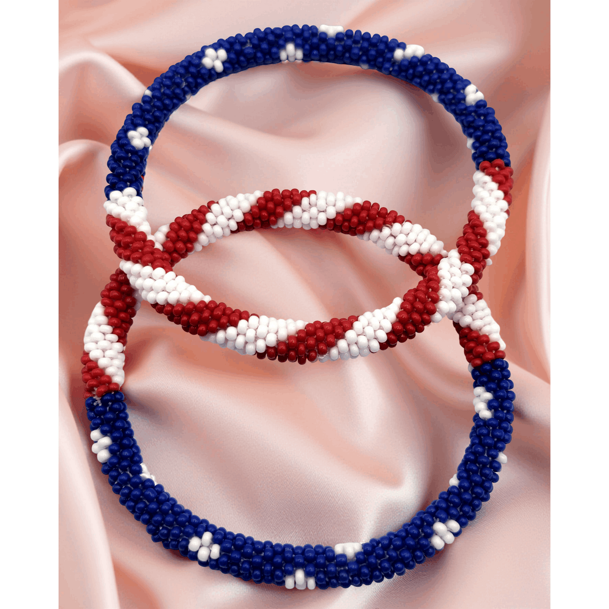 Lot de 2 bracelets artisanaux en perles de verre aux couleurs du drapeau américain – Joncs bohèmes crochetés pour hommes et femmes, bijoux artisanaux du Népal, ensemble de bracelets en perles rouge, blanc et bleu, cadeau pour le 4 juillet