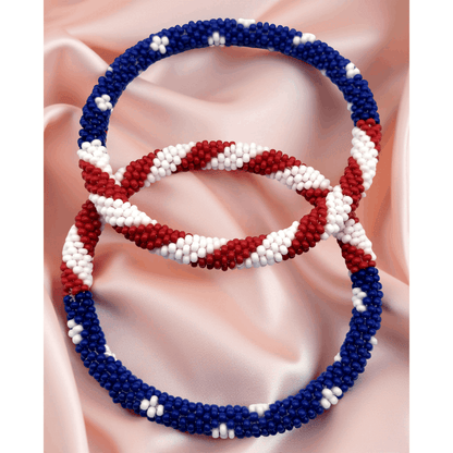 Lot de 2 bracelets artisanaux en perles de verre aux couleurs du drapeau américain – Joncs bohèmes crochetés pour hommes et femmes, bijoux artisanaux du Népal, ensemble de bracelets en perles rouge, blanc et bleu, cadeau pour le 4 juillet