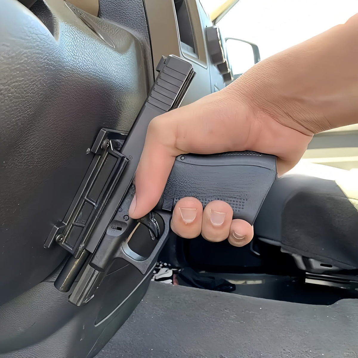 Lot de 2 supports magnétiques dissimulés pour pistolet – Support magnétique puissant pour un accès rapide, idéal pour voiture, camion, SUV, bureau, table de chevet, mur et sous comptoir, support magnétique universel pour arme de poing