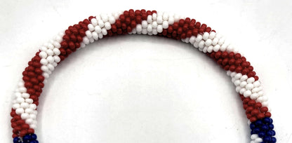 Lot de 2 bracelets artisanaux en perles de verre aux couleurs du drapeau américain – Joncs bohèmes crochetés pour hommes et femmes, bijoux artisanaux du Népal, ensemble de bracelets en perles rouge, blanc et bleu, cadeau pour le 4 juillet