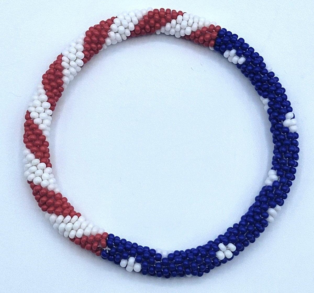 Lot de 2 bracelets artisanaux en perles de verre aux couleurs du drapeau américain – Joncs bohèmes crochetés pour hommes et femmes, bijoux artisanaux du Népal, ensemble de bracelets en perles rouge, blanc et bleu, cadeau pour le 4 juillet