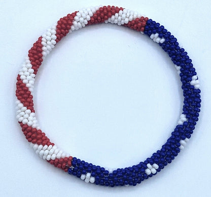 Lot de 2 bracelets artisanaux en perles de verre aux couleurs du drapeau américain – Joncs bohèmes crochetés pour hommes et femmes, bijoux artisanaux du Népal, ensemble de bracelets en perles rouge, blanc et bleu, cadeau pour le 4 juillet