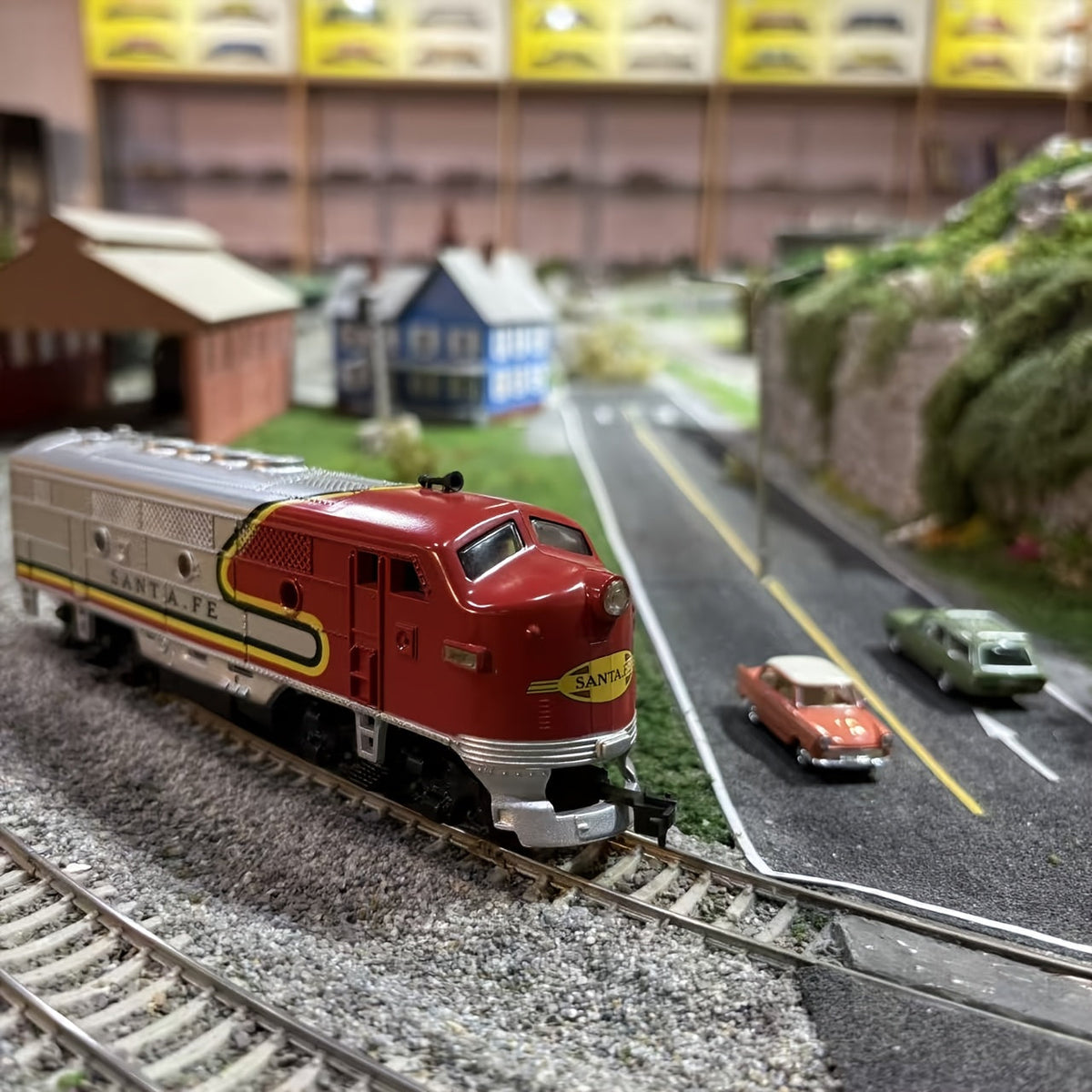 Locomotive diesel FP7 à l'échelle HO 1/87 - Train miniature vintage réaliste compatible avec les ensembles ferroviaires à écartement HO, pièce de collection | Cadeau pour adulte amateur de modélisme ferroviaire