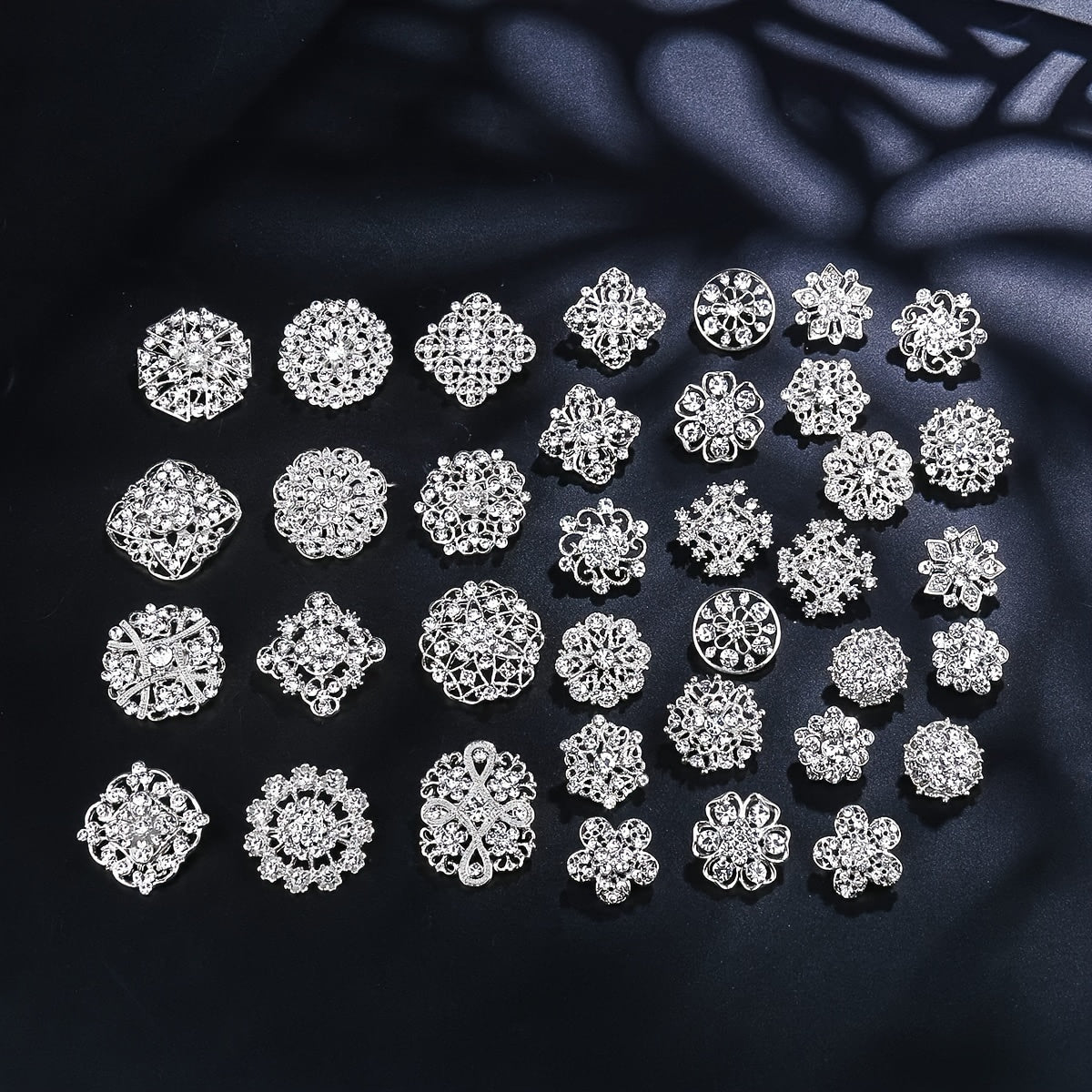 Lot de 36 broches en strass pour femmes et hommes – Épingles vintage élégantes en alliage de zinc et cristal, bijoux fantaisie étincelants pour mariages, fêtes, occasions formelles et port quotidien, excellente idée de cadeau