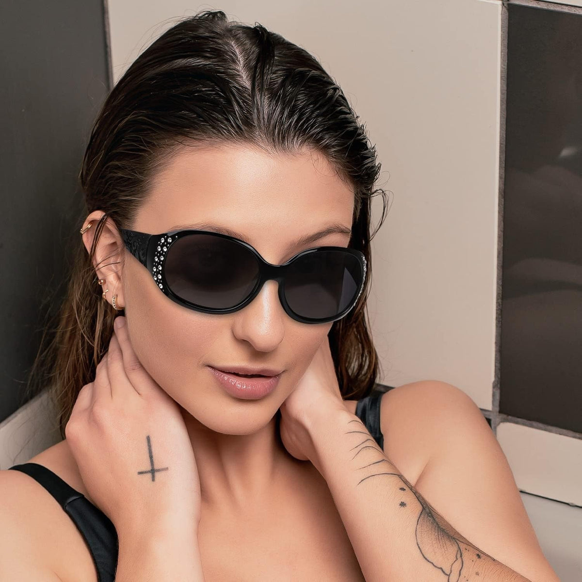 Lunettes de soleil polarisées enveloppantes pour femmes avec détails en strass, protection UV, verres dégradés, monture écran oversize, 4 couleurs