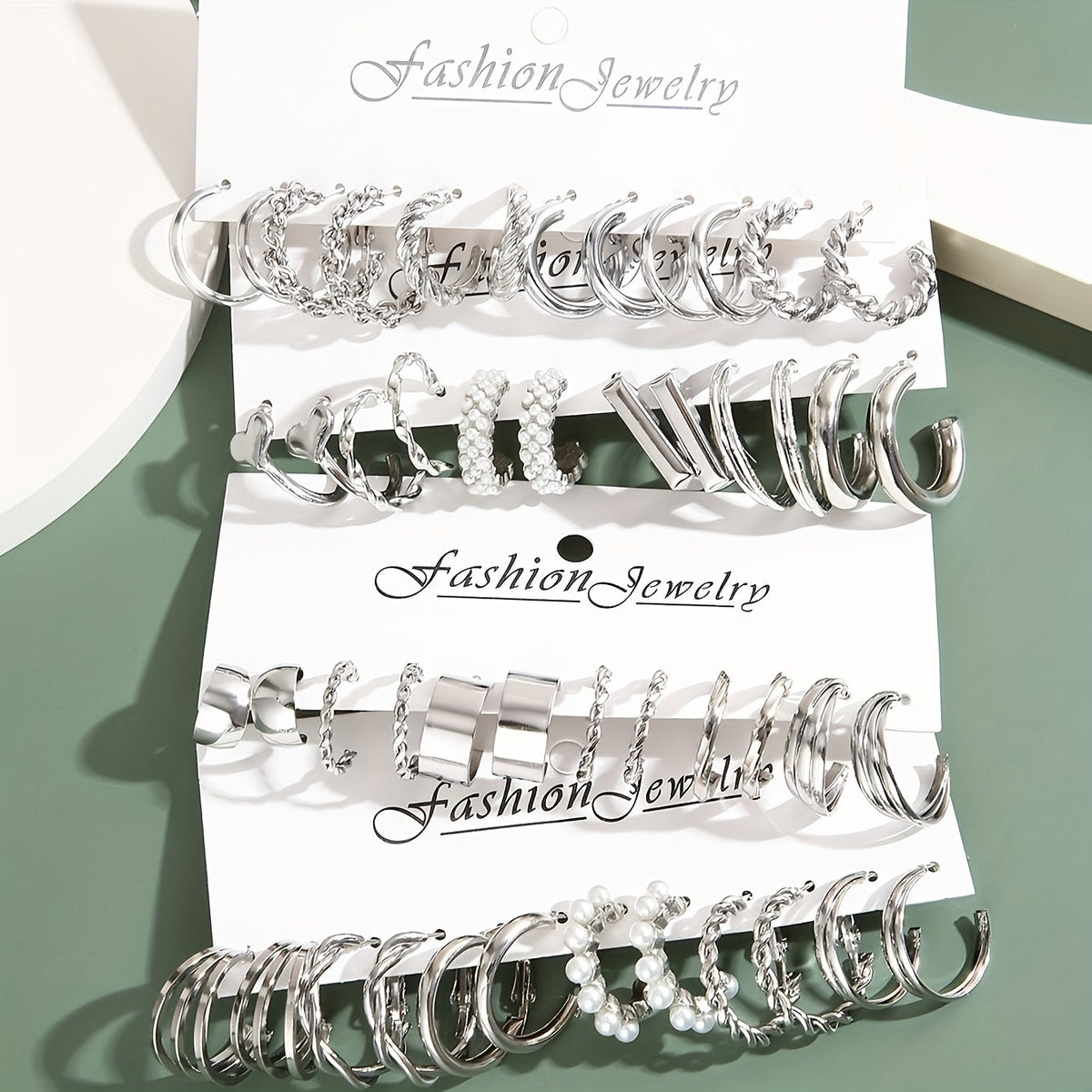 Lot de 48 boucles d'oreilles perles fantaisie pour femmes – Assortiment de modèles à puce et pendants, boucles d'oreilles hypoallergéniques couleur argent pour le quotidien, les vacances, les rendez-vous et les cadeaux de fêtes