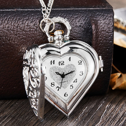 Collier montre à gousset rétro en forme de cœur pour femme – Bijou vintage argenté à quartz avec pendentif ajouré, chaîne de pull, cadeau pour femme