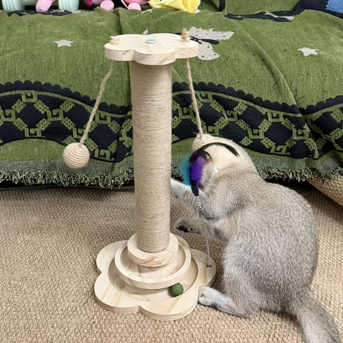 Arbre à chat multi-niveaux en sisal de qualité supérieure avec 6 balles jouets en bois, 2 balles suspendues et 2 plumeaux, base antidérapante, arbre à chat interactif pour chats d'intérieur et chatons
