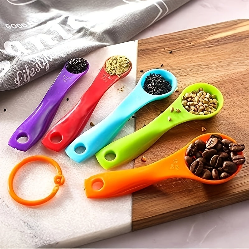 Lot de 4 boîtes de conservation hermétiques pour aliments avec cuillères colorées - Récipients en plastique sans BPA pour nourriture pour chien, chat, friandises, céréales, riz, graines et nourriture pour oiseaux - Set d'organisation de cuisine