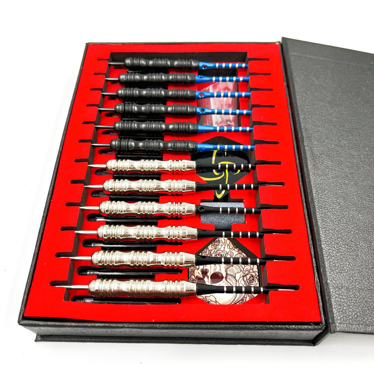Ensemble de fléchettes à pointe en acier avec ailettes tête de mort – Coffret cadeau deluxe, pointe en fer et tige en alliage d'aluminium, tailles multiples – pour divertissement en club, compétitions sportives et parties de fléchettes décontractées