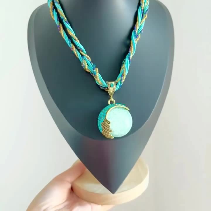 Collier ras-du-cou bohème avec pendentif en turquoise et strass pour femme, bijou vintage à chaîne en corde tressée torsadée, ajustable et imposant