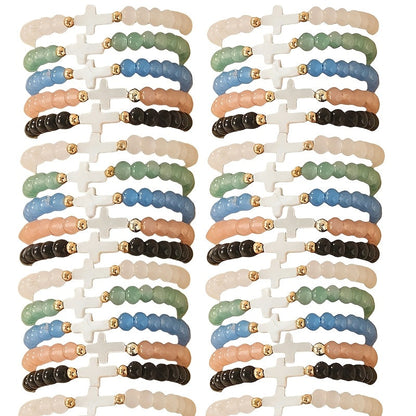 Lot de 24 bracelets élastiques bohèmes à breloques croix – Bracelets extensibles colorés avec breloques croix en résine et verre, lot en gros pour le quotidien, les vacances, les fêtes et les cadeaux de fin d'année