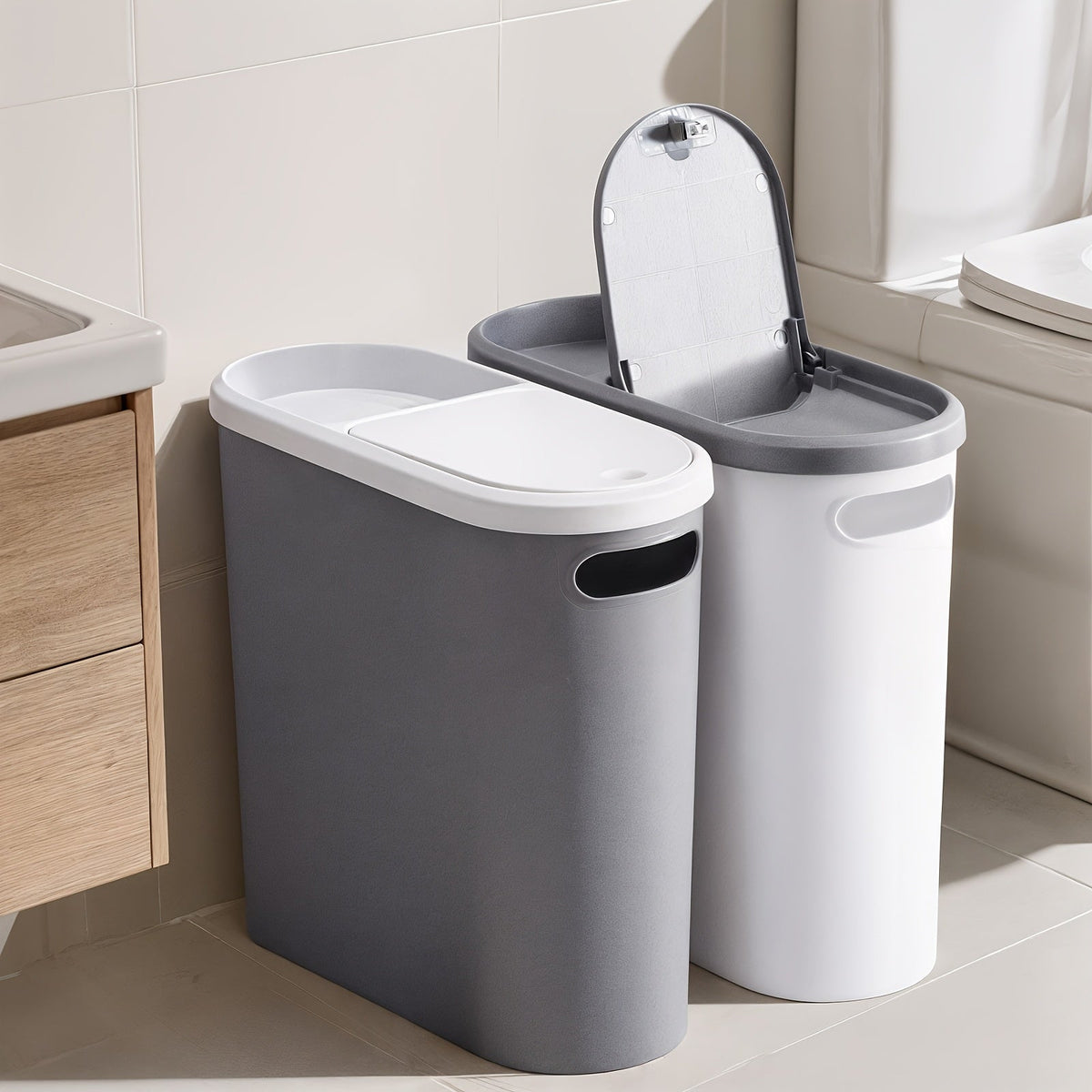 Petite poubelle de salle de bain avec poignées intégrées, lot de 1 ou 2 – Corbeille à papier en plastique antirouille, design gain de place pour salle de bain, buanderie et bureau, sacs poubelle inclus