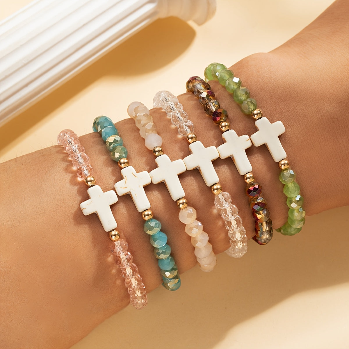 Lot de 24 bracelets élastiques bohèmes à breloques croix – Bracelets extensibles colorés avec breloques croix en résine et verre, lot en gros pour le quotidien, les vacances, les fêtes et les cadeaux de fin d'année