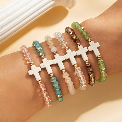 Lot de 24 bracelets élastiques bohèmes à breloques croix – Bracelets extensibles colorés avec breloques croix en résine et verre, lot en gros pour le quotidien, les vacances, les fêtes et les cadeaux de fin d'année