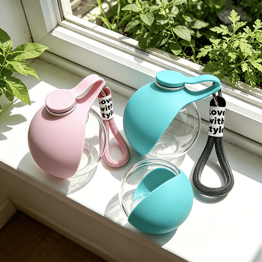 Gourde portable pour animaux avec dragonne antichute – Bouteille de voyage sphérique et transparente anti-fuite pour chiens et chats, design esthétique bleu sel marin, accessoire d'hydratation extérieur léger