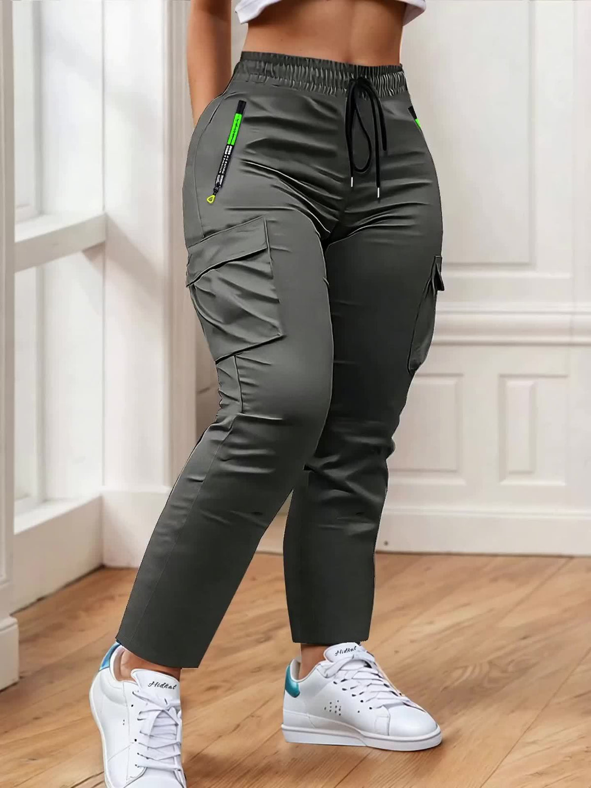 Pantalon cargo multipoches pour femme – Détails zippés vert néon, taille à cordon de serrage, pantalon outdoor pleine longueur pour le voyage, 4 coloris, tailles XS à XXL, streetwear décontracté printemps-automne