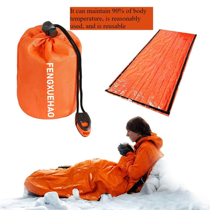 Kit de 4 sacs de couchage d'urgence en Mylar – 2 sacs de couchage thermiques de survie + 2 sifflets, abri portable léger pour le camping, la randonnée, le trekking, la survie en plein air et les urgences
