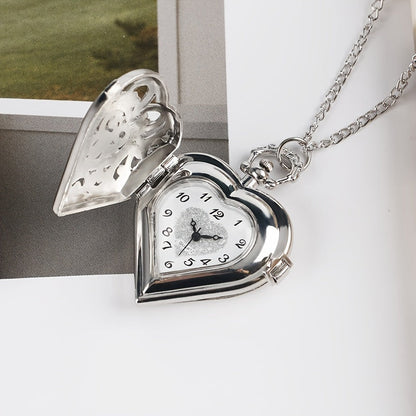 Collier montre à gousset rétro en forme de cœur pour femme – Bijou vintage argenté à quartz avec pendentif ajouré, chaîne de pull, cadeau pour femme