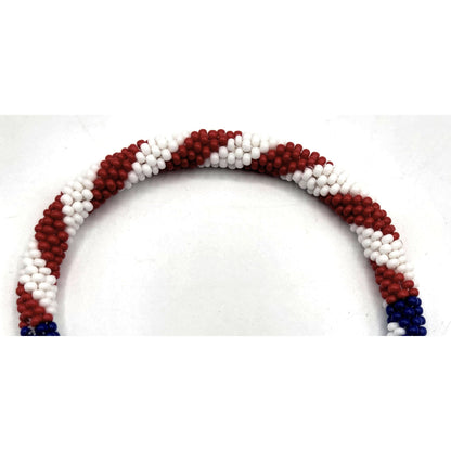 Lot de 2 bracelets artisanaux en perles de verre aux couleurs du drapeau américain – Joncs bohèmes crochetés pour hommes et femmes, bijoux artisanaux du Népal, ensemble de bracelets en perles rouge, blanc et bleu, cadeau pour le 4 juillet