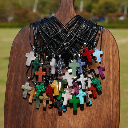Lot de 50 pendentifs croix en pierre naturelle et colliers DIY – 25 breloques croix en pierre colorée + 25 chaînes noires pour la création de bijoux, bracelets, boucles d'oreilles, loisirs créatifs, cadeau pour adolescent