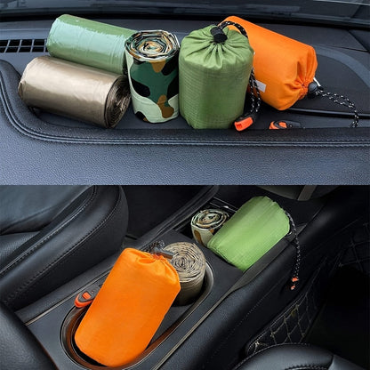 Kit de 4 sacs de couchage d'urgence en Mylar – 2 sacs de couchage thermiques de survie + 2 sifflets, abri portable léger pour le camping, la randonnée, le trekking, la survie en plein air et les urgences
