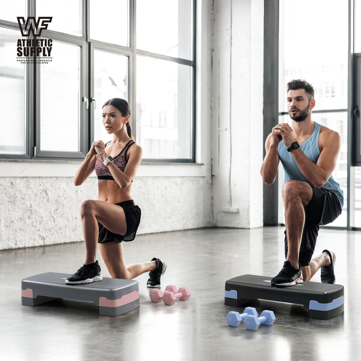 Ensemble de step aérobique réglable en hauteur avec 2 haltères et ruban à mesurer – Plateforme d'exercice antidérapante avec rehausseurs, capacité de 550 lb, équipement de gym à domicile pour cardio et perte de poids