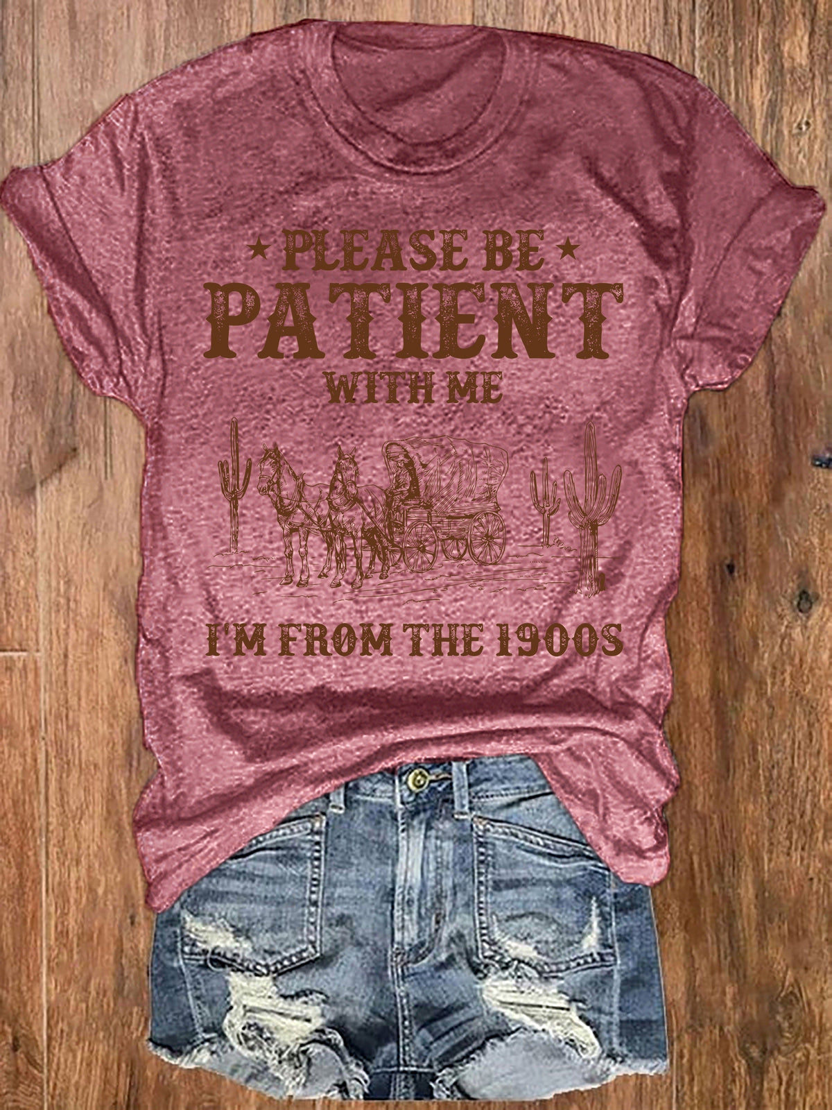 Soyez patient avec moi, je viens des années 1900, t-shirt graphique western pour femme, t-shirt vintage amusant de cow-girl, col rond à manches courtes