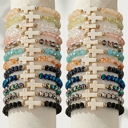 Lot de 24 bracelets élastiques bohèmes à breloques croix – Bracelets extensibles colorés avec breloques croix en résine et verre, lot en gros pour le quotidien, les vacances, les fêtes et les cadeaux de fin d'année