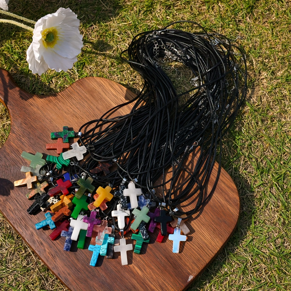 Lot de 50 pendentifs croix en pierre naturelle et colliers DIY – 25 breloques croix en pierre colorée + 25 chaînes noires pour la création de bijoux, bracelets, boucles d'oreilles, loisirs créatifs, cadeau pour adolescent