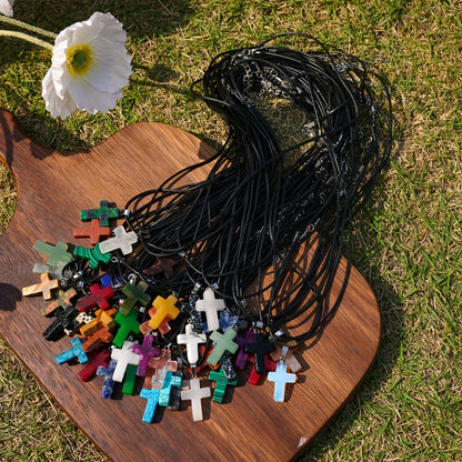 Lot de 50 pendentifs croix en pierre naturelle et colliers DIY – 25 breloques croix en pierre colorée + 25 chaînes noires pour la création de bijoux, bracelets, boucles d'oreilles, loisirs créatifs, cadeau pour adolescent