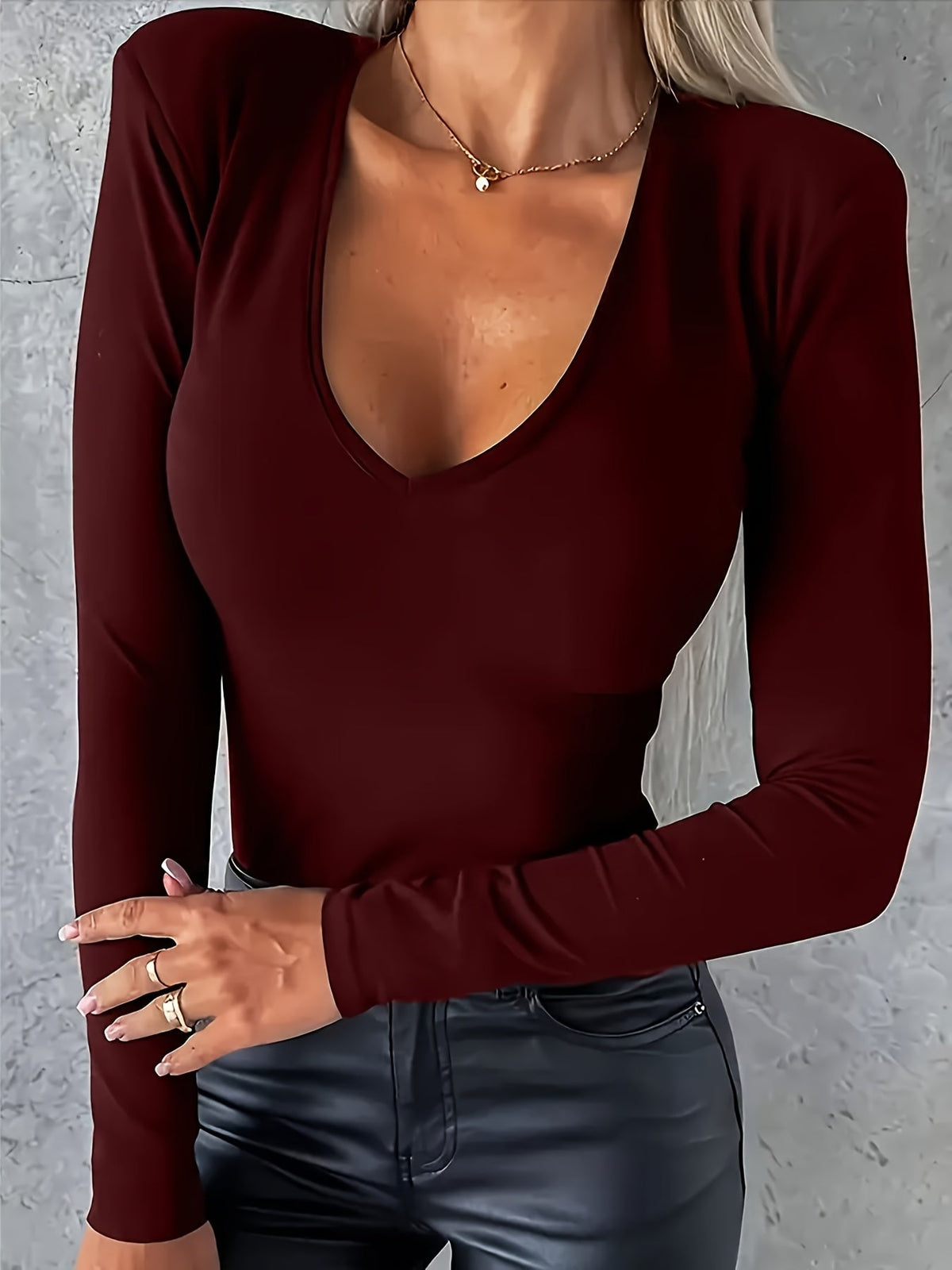 Haut moulant à manches longues et col en V profond style Y2K pour femme, t-shirt stretch ajusté, haut décontracté et élégant pour sortir, sous-vêtement ou haut de base uni.