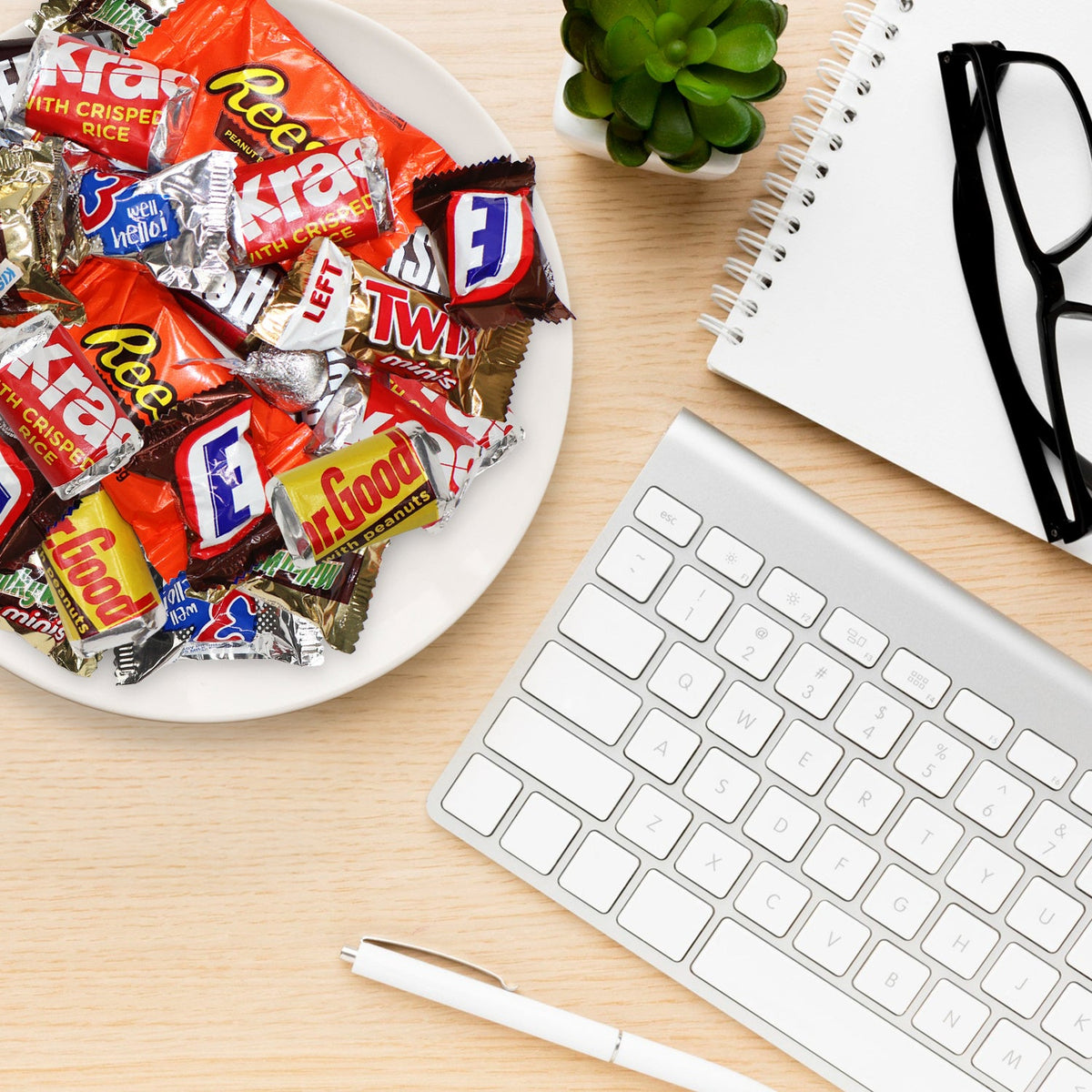 Assortiment de chocolats, sachet en vrac de 450 g – Variété de chocolats au lait, beurre de cacahuète et caramel emballés individuellement, idéal pour les fêtes d'Halloween, les vacances et le grignotage au quotidien