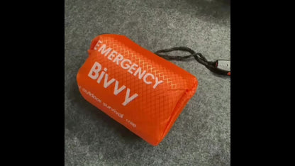 Kit de 4 sacs de couchage d'urgence en Mylar – 2 sacs de couchage thermiques de survie + 2 sifflets, abri portable léger pour le camping, la randonnée, le trekking, la survie en plein air et les urgences