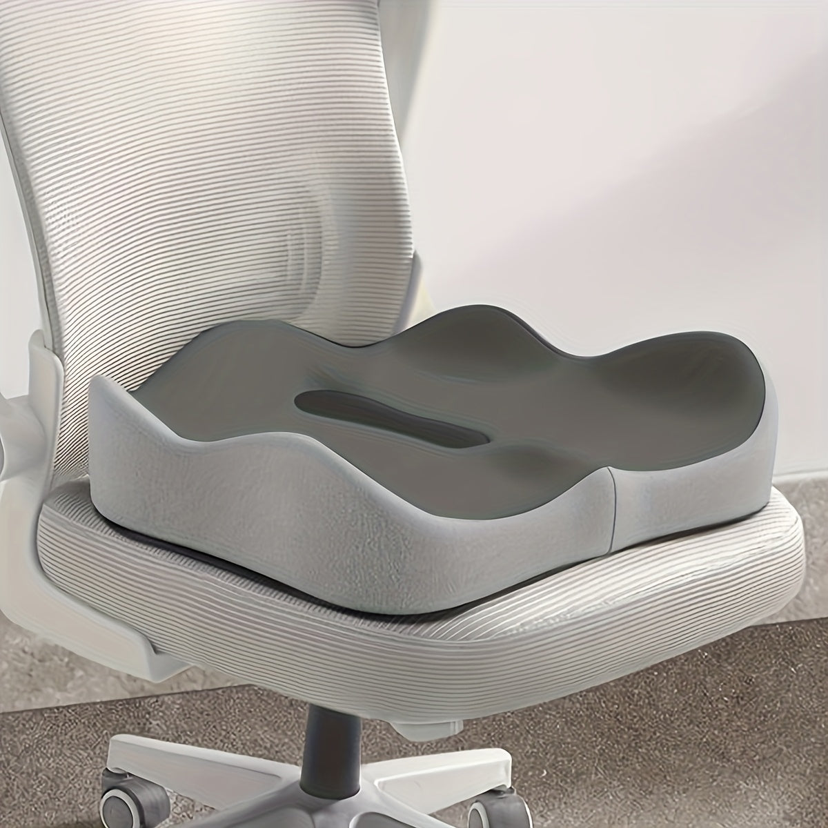 Coussin d'assise ergonomique en mousse à mémoire de forme pour chaise de bureau, fauteuil roulant et siège de voiture – Soulagement du coccyx profilé, housse en maille douce, base antidérapante, plusieurs couleurs disponibles