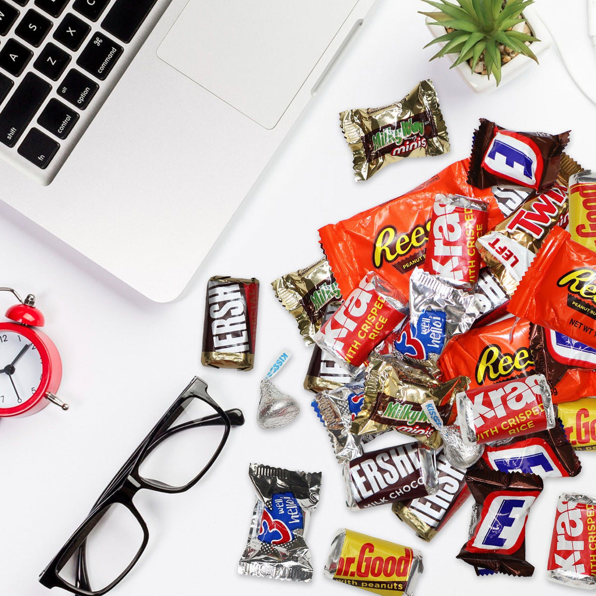 Assortiment de chocolats, sachet en vrac de 450 g – Variété de chocolats au lait, beurre de cacahuète et caramel emballés individuellement, idéal pour les fêtes d'Halloween, les vacances et le grignotage au quotidien