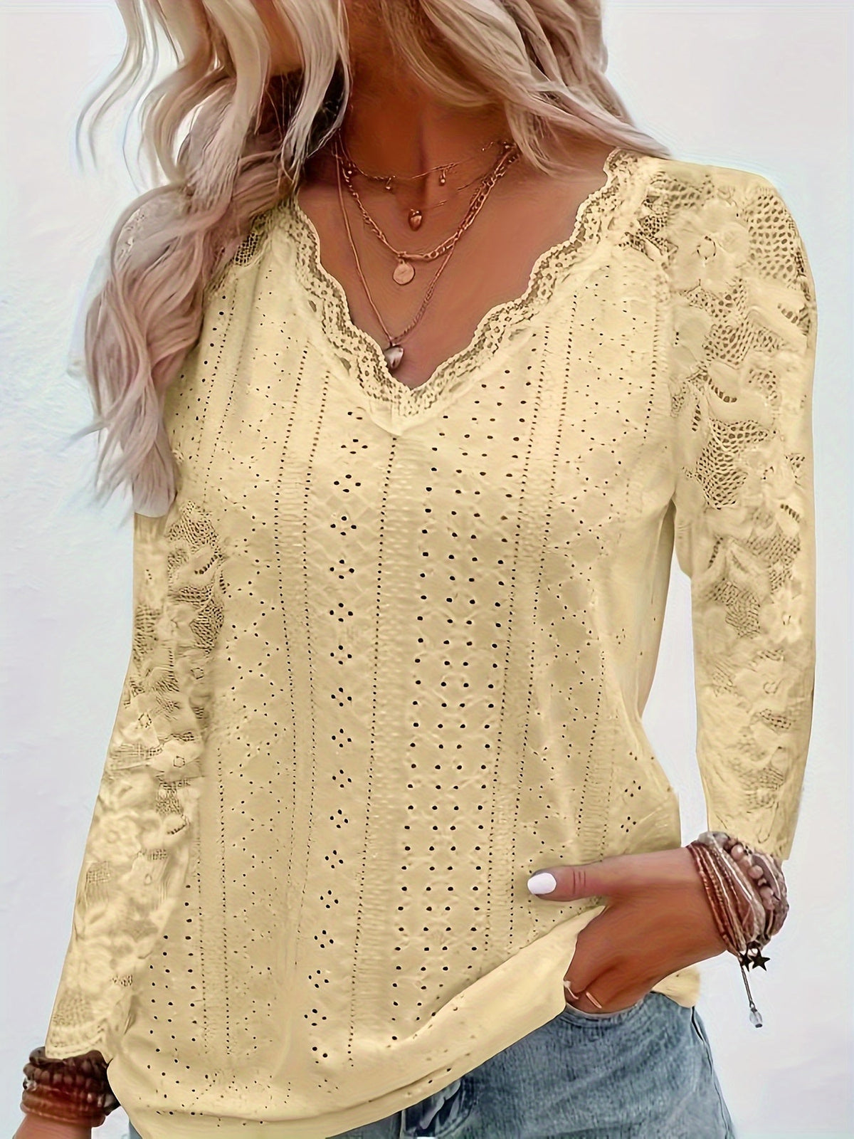 T-shirt à manches longues pour femme avec col en V en dentelle contrastante et œillets - Haut décontracté à bordure en dentelle florale élégante pour le printemps et l'automne