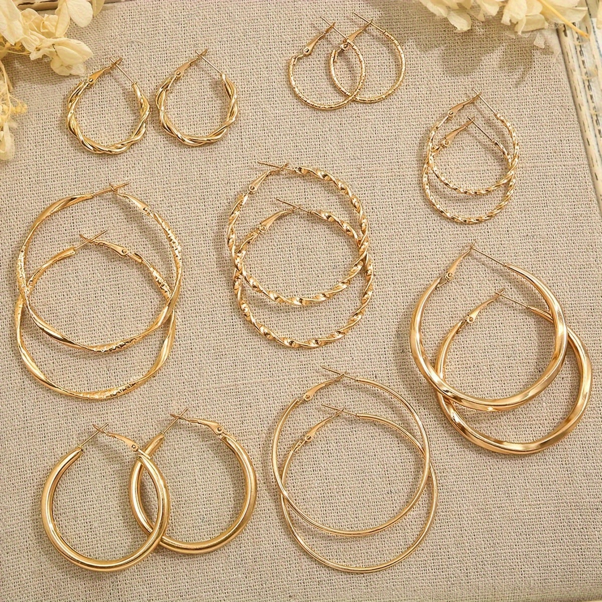 Ensemble de 16 boucles d'oreilles créoles torsadées pour femmes – Créoles dorées élégantes à large face, bijoux minimalistes pour le quotidien, les fêtes, les vacances et les rendez-vous, cadeau parfait