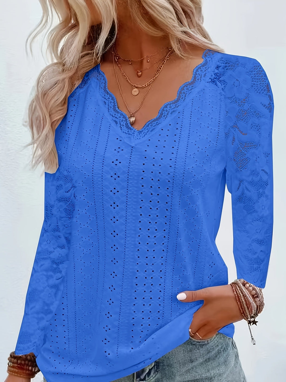 T-shirt à manches longues pour femme avec col en V en dentelle contrastante et œillets - Haut décontracté à bordure en dentelle florale élégante pour le printemps et l'automne