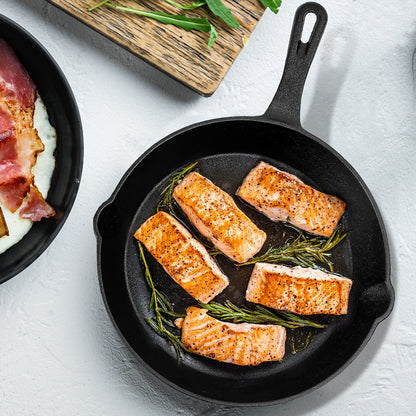 Ensemble de 3 poêles en fonte avec bec verseur – Batterie de cuisine robuste antiadhésive pré-culottée pour les repas de fêtes, le camping en VR, les repas au feu de camp, compatible four et plaque de cuisson, cadeau de cuisine