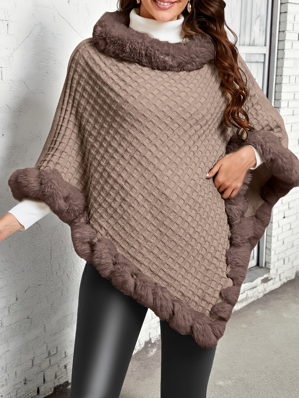 Poncho châle en tricot gaufré pour femme avec bordure en fausse fourrure - Pull élégant sans manches à col montant, cape enveloppante chaude de couleur unie pour l'automne et l'hiver, 8 couleurs taille unique
