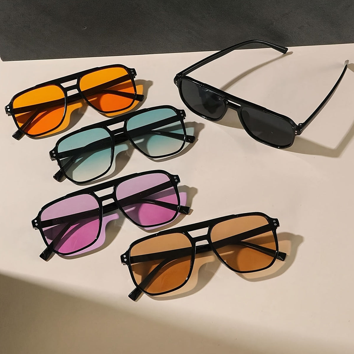 Lot de 5 paires de lunettes de soleil carrées style pilote, monture large en polycarbonate, protection UV, lunettes tendance et décontractées unisexes pour hommes et femmes, monture noire, verres multicolores